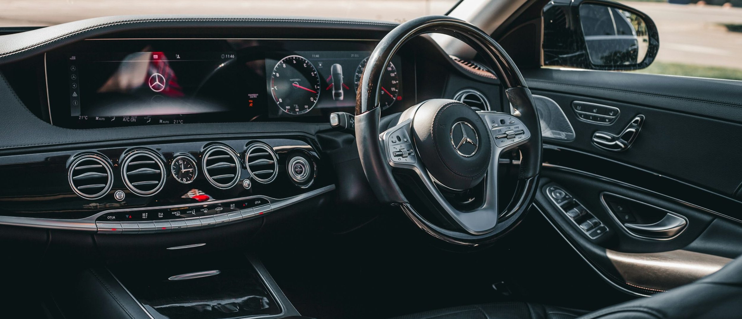 Steering wheel and dashboard of a Mercedes